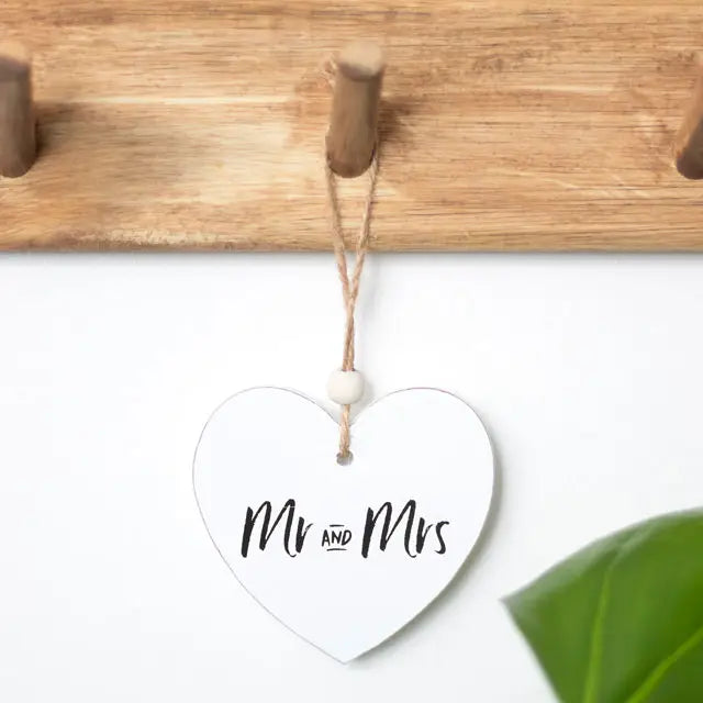 A small heart sign perfect for wedding gifts and anniversaries. Features text that reads, 'Mr and Mrs' and finished with a wooden bead.