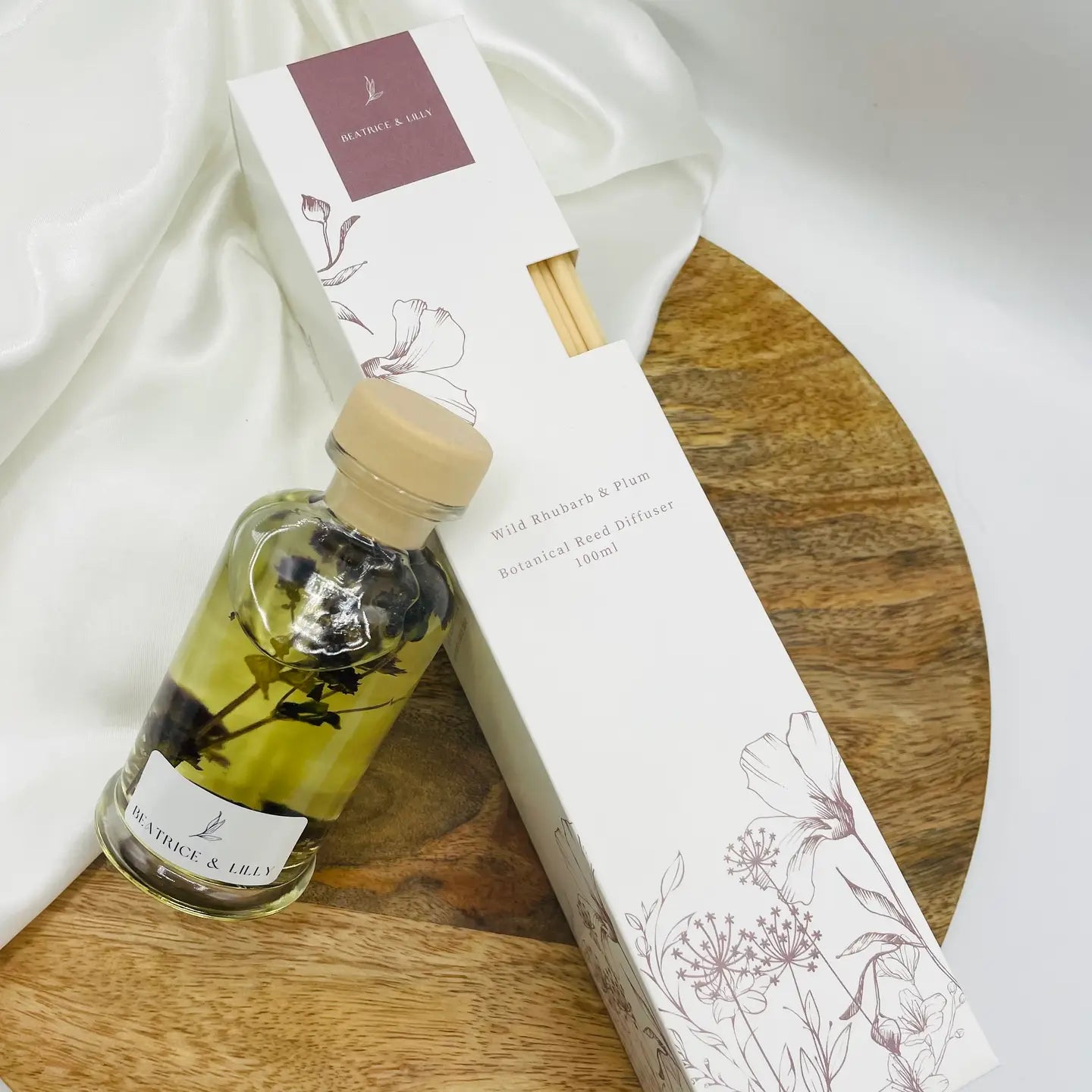 Add elegance to your space with this 100ml reed diffuser—luxury scent in a floral gift box.