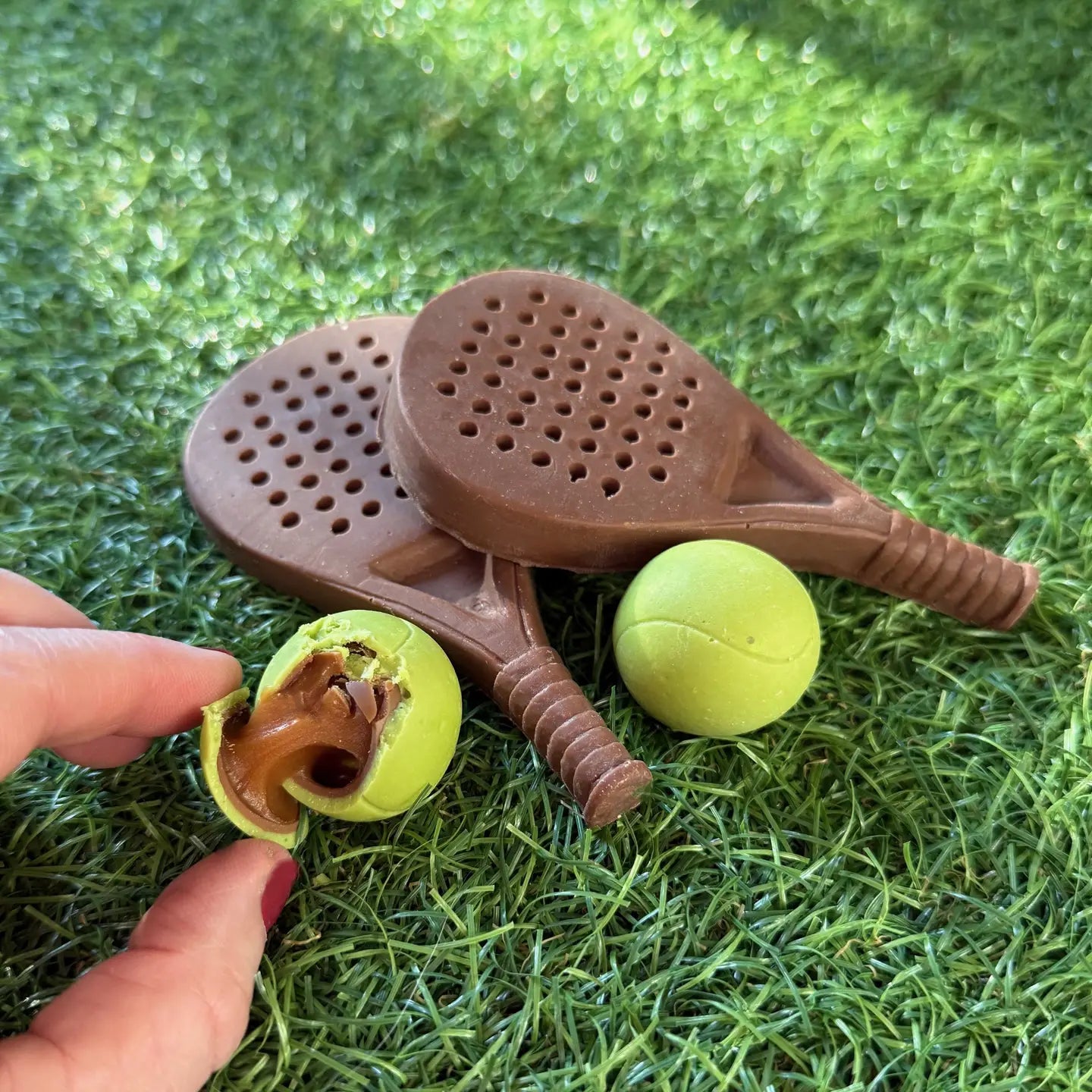 Chocolate padel gift set with caramel filled padel balls and milk chocolate padel rackets.