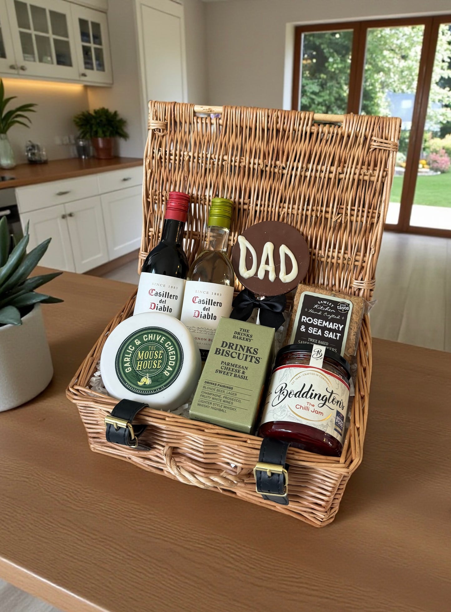 Dad’s Mini Wine And Nibbles Hamper