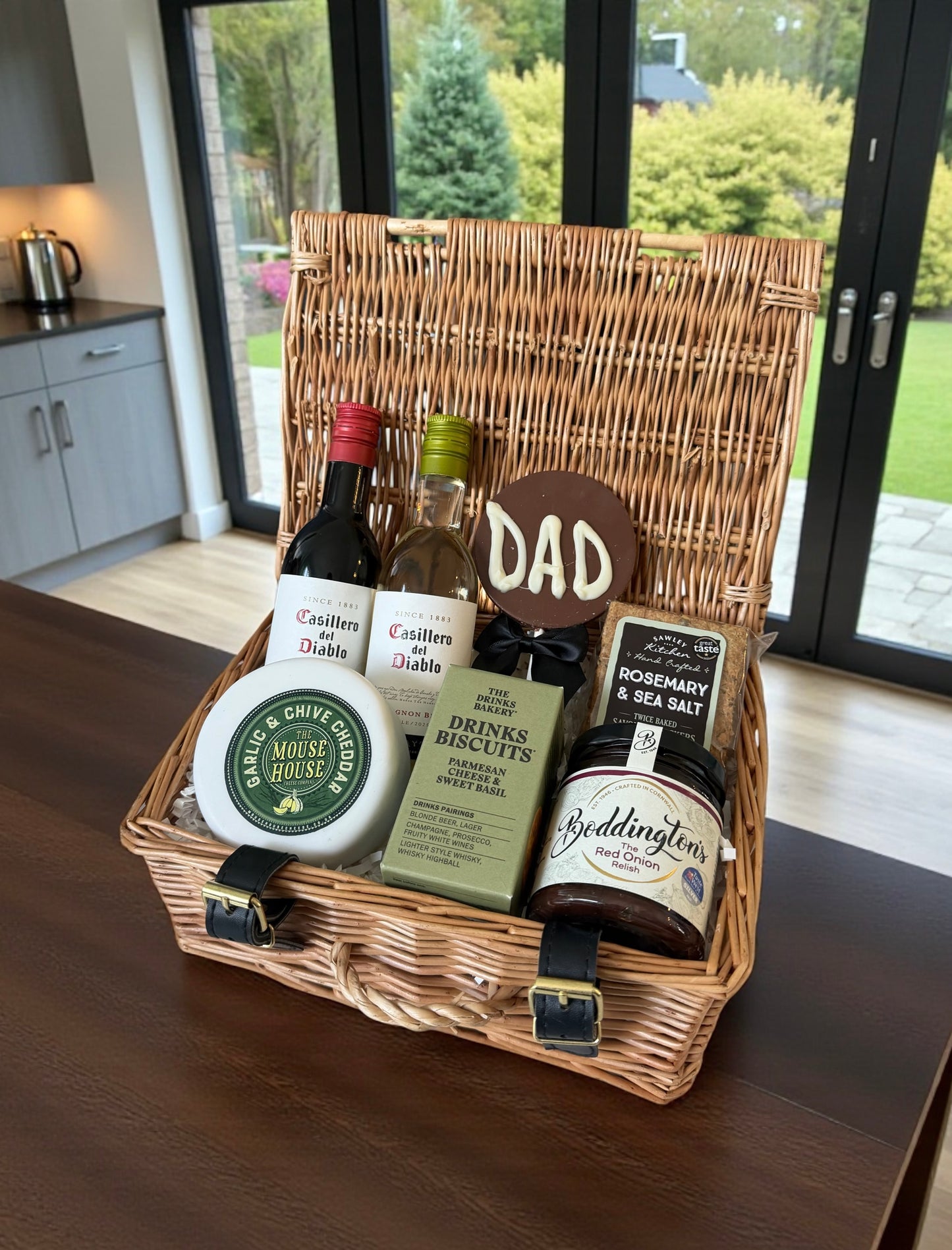 Dad’s Mini Wine And Nibbles Hamper