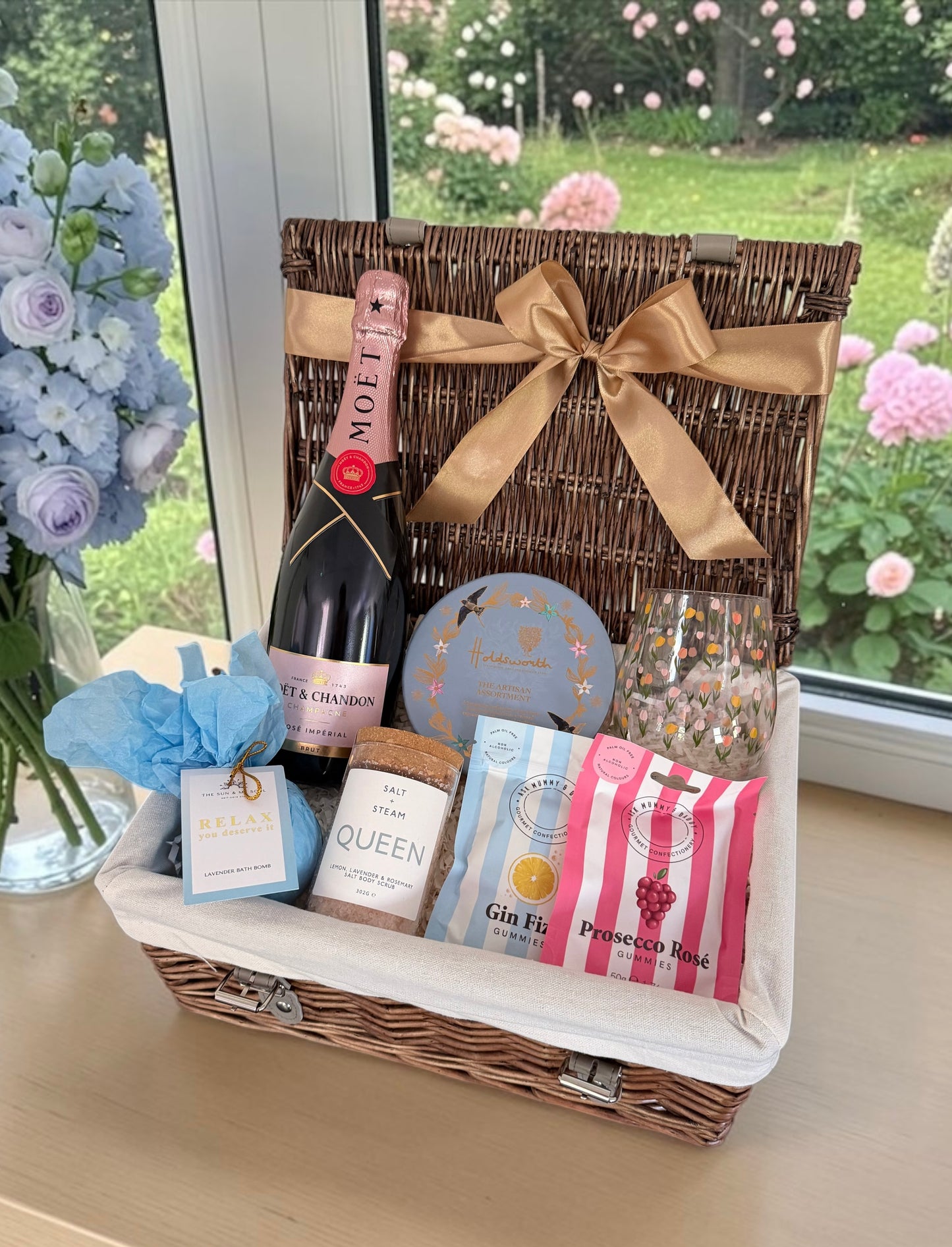 Sparkling Fizz and Sweet Treats Hamper | Choice of Fizz