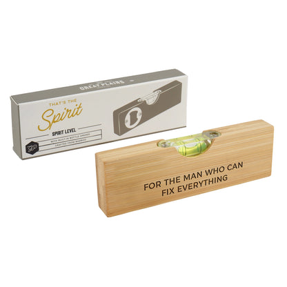 Wooden spirit level bottle opener engraved with “For the Man Who Can Fix Everything”, ideal for DIY lovers and handy dads.