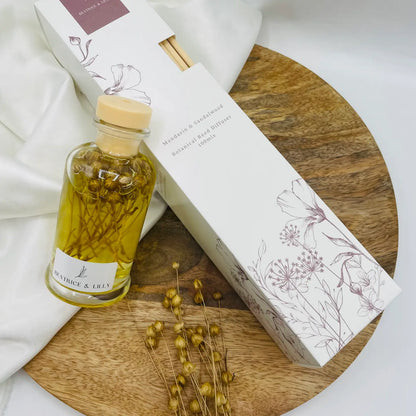 Add elegance to your space with this 100ml reed diffuser—luxury scent in a floral gift box.