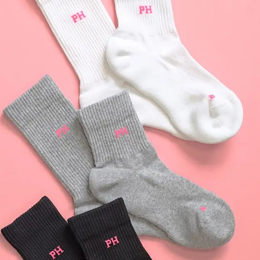 The quarter-crew women's sports socks are designed to provide maximum comfort and enhanced performance.