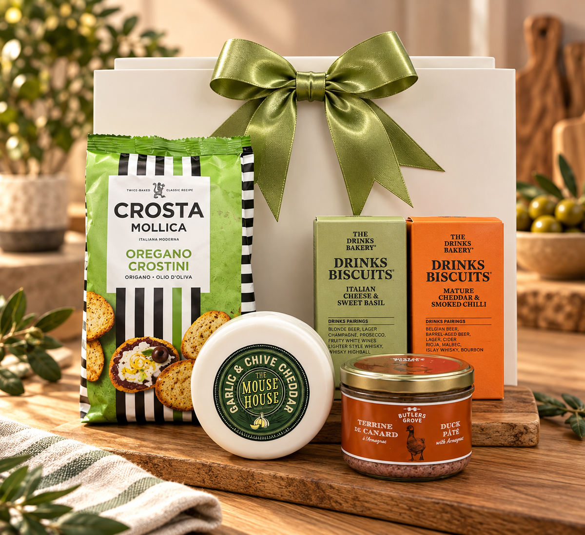 The Cheese and Pâté Gift Bag Set brings garlic and chive cheddar, duck pâté, oregano crostini and savoury drinks biscuits for foodies.