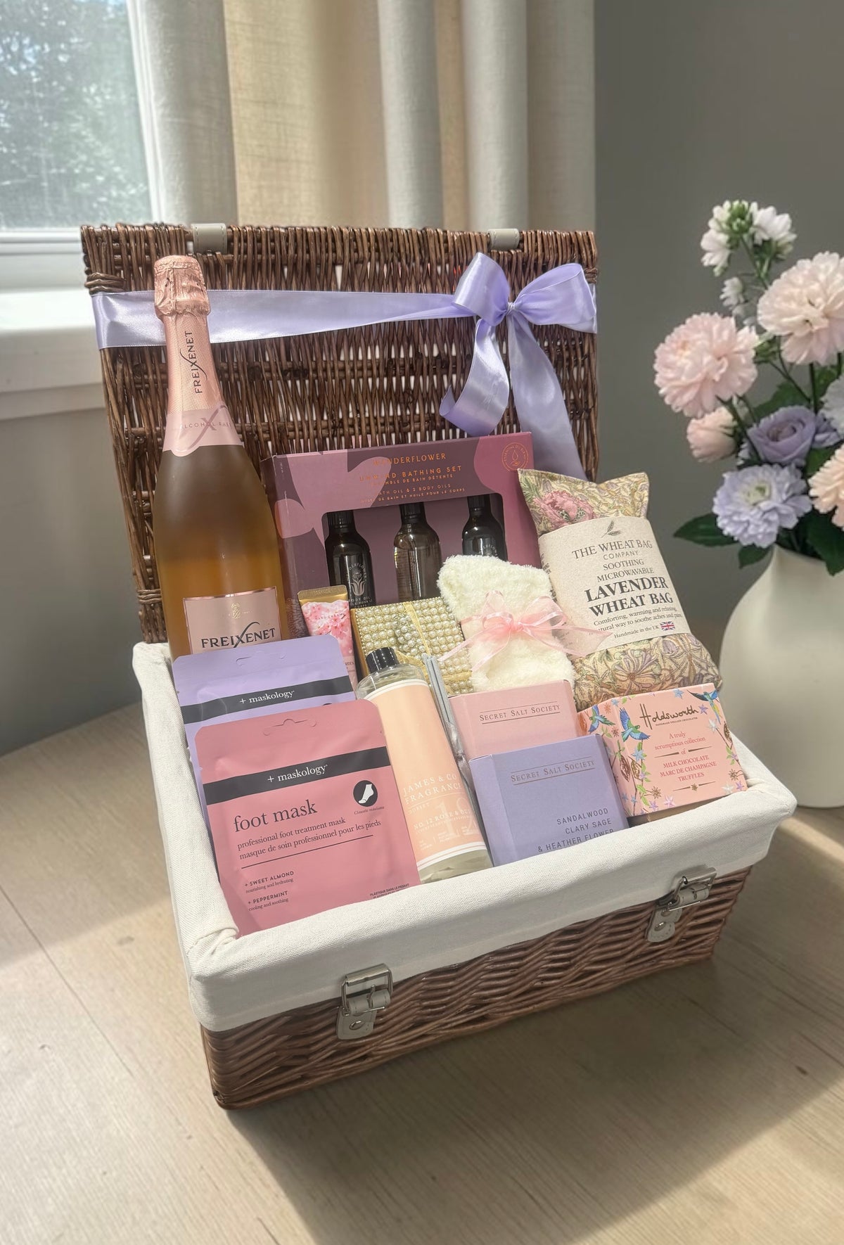 The Top to Toe Indulgence Hamper With alcohol free fizz and pampering self care items 