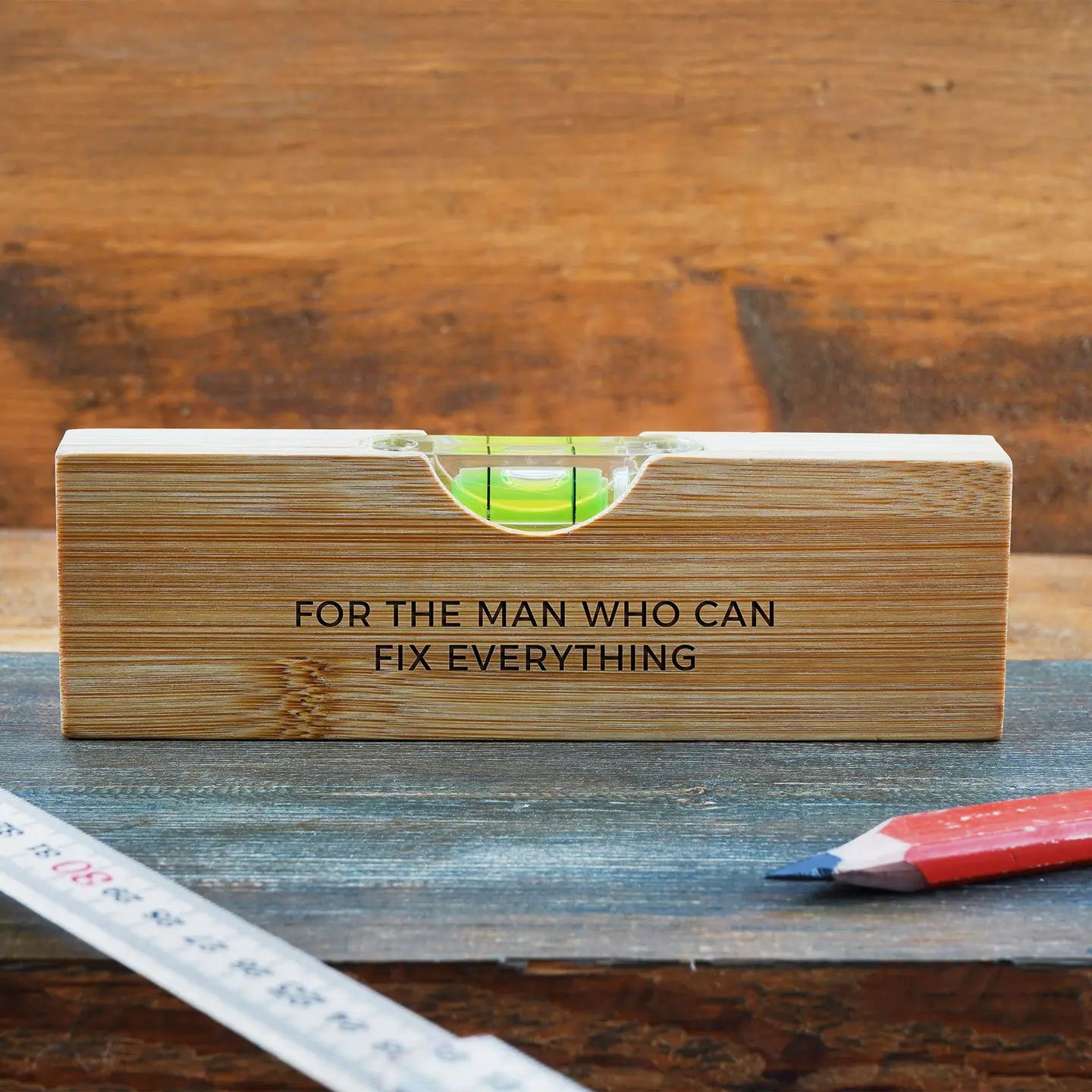 Wooden spirit level bottle opener engraved with “For the Man Who Can Fix Everything”, ideal for DIY lovers and handy dads.