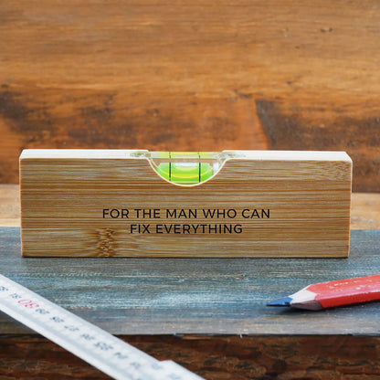 Wooden spirit level bottle opener engraved with “For the Man Who Can Fix Everything”, ideal for DIY lovers and handy dads.
