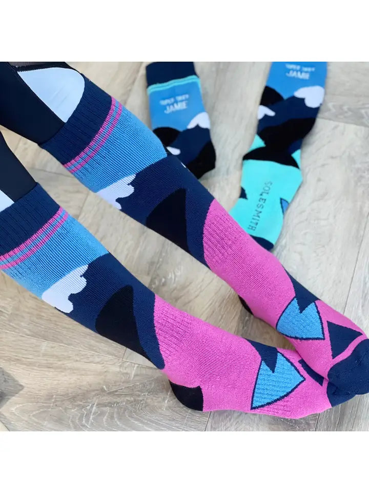 Mountain patterned technical ski socks for men, designed for warmth and support on the slopes.