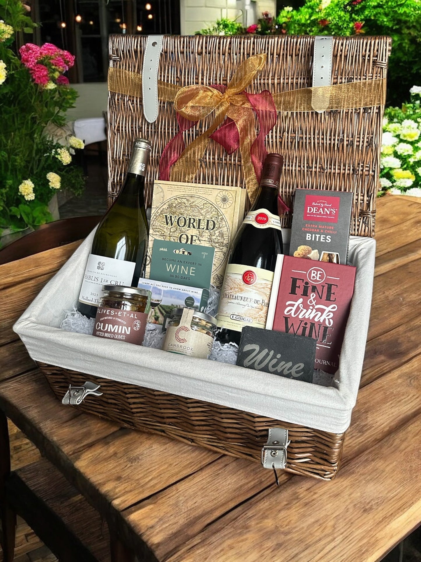 Wine hamper with Châteauneuf-du-Pape and Chablis
